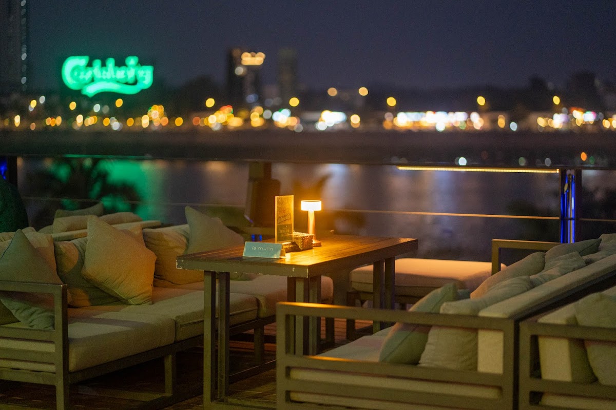 Moonlight Rooftop プノンペンの屋上バー — Le Moon Rooftop | Skylevels